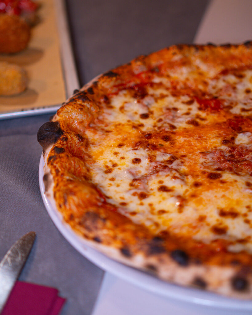 Pizza ad alta digeribilità a lunga lievitazione appena sfornata